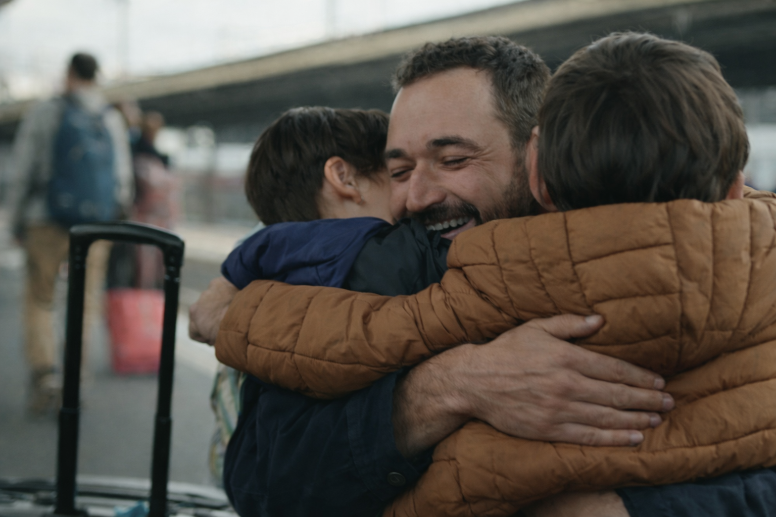 Un parent retrouve ses enfants en gare